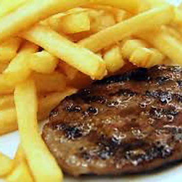 Hamburger al piatto con patatine